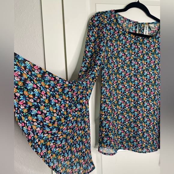 Floral Bellsleeve top - Picture 2 of 4